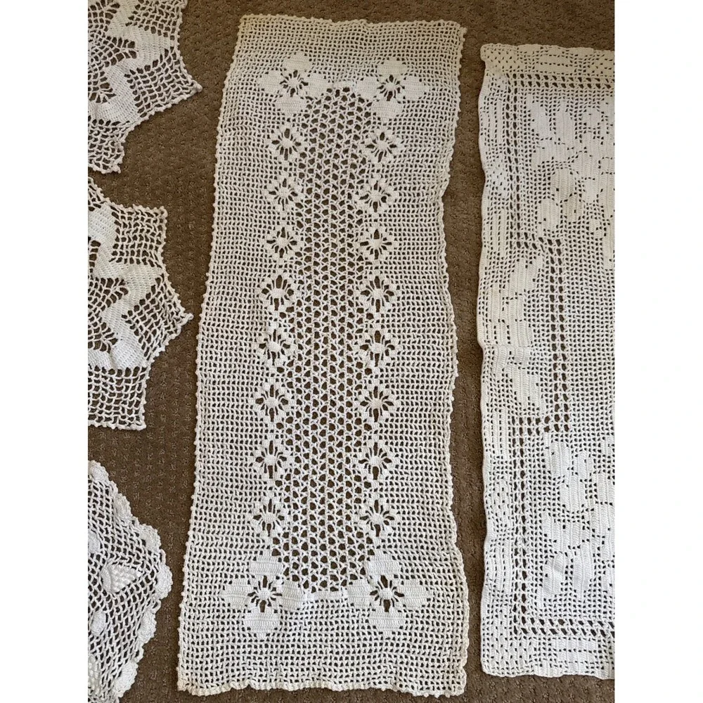 Vintage White Hand Crochet Lace Table Runner and Doily Lot 5pc Floral Victorian
